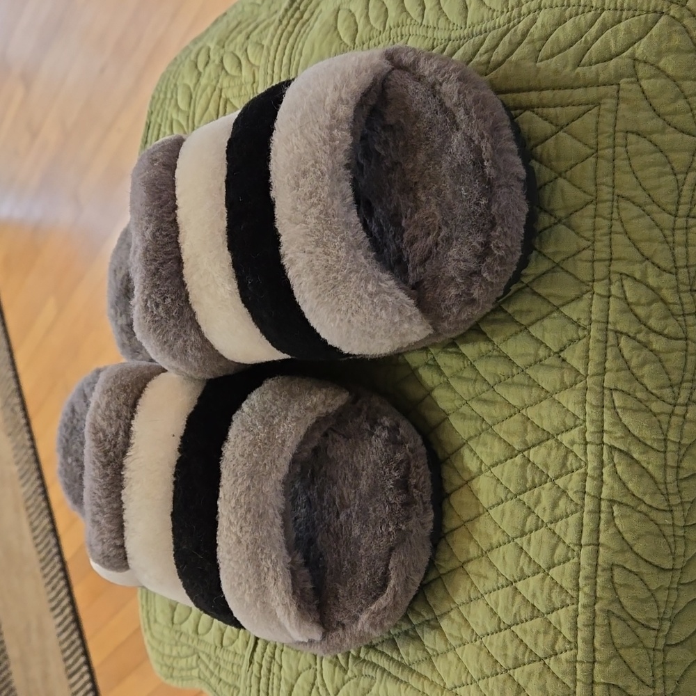 NWOT Mens black, grays and white slide slippers Sz 10 🩴 - Picture 3 of 7